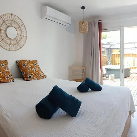 L'entre Nous, Piscine Et Jacuzzi Prive Konukevi 4*